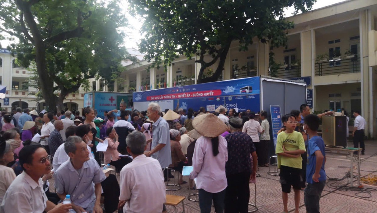 Toàn dân xã đảo Minh Châu được khám sức khỏe miễn phí