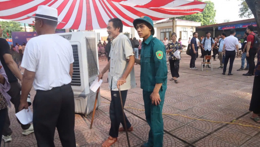 Toàn dân xã đảo Minh Châu được khám sức khỏe miễn phí