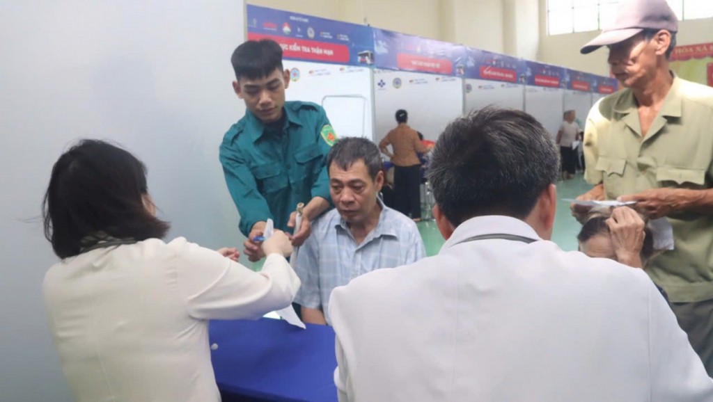 Toàn dân xã đảo Minh Châu được khám sức khỏe miễn phí