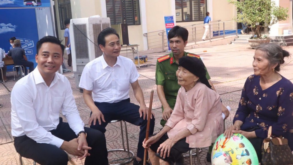 Toàn dân xã đảo Minh Châu được khám sức khỏe miễn phí