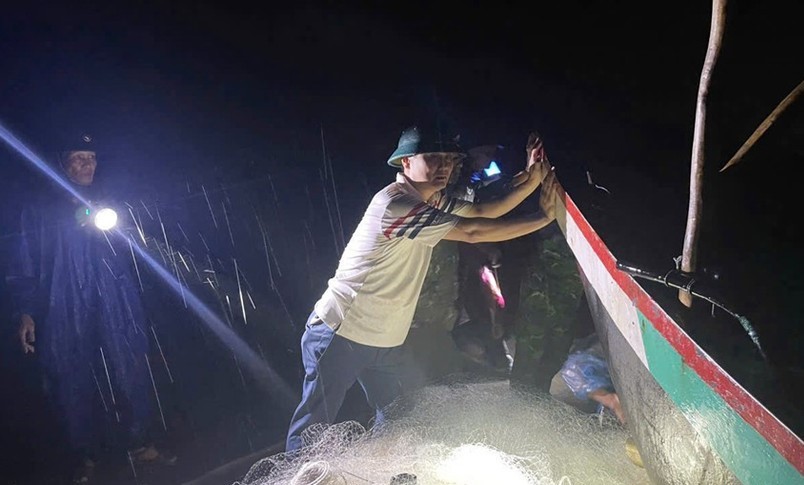 Hà Tĩnh, Nghệ An nhanh chóng cứu hộ các tàu thuyền bị chìm