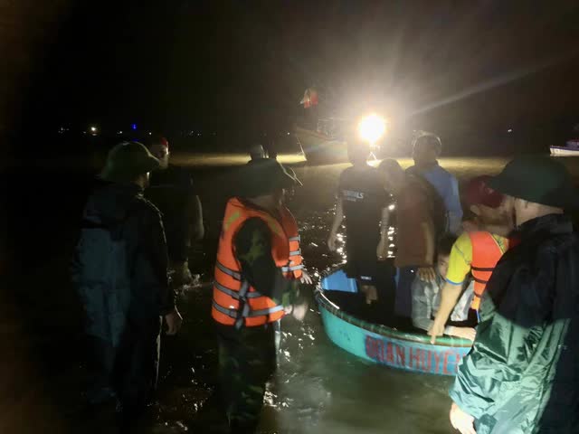 Hà Tĩnh, Nghệ An nhanh chóng cứu hộ các tàu thuyền bị chìm