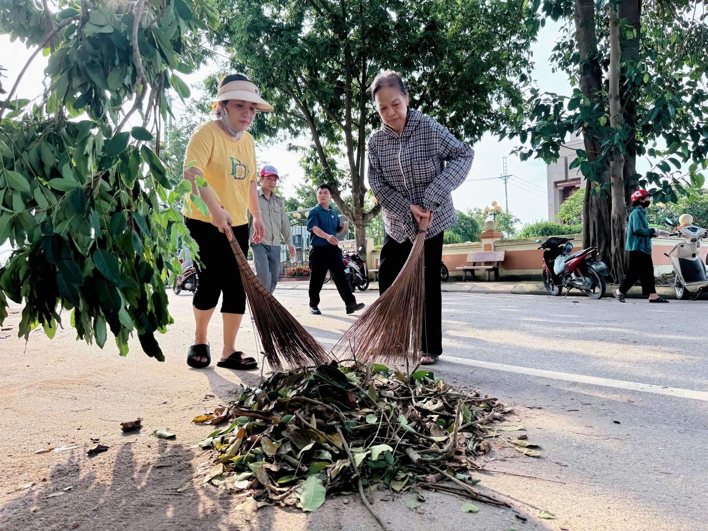 Hơn 100 cán bộ, hội viên, đoàn viên xã Nam Phù ra quân tổng vệ sinh môi trường