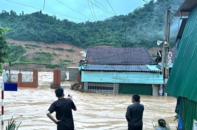 Lũ lên nhanh, các xã miền núi Nghệ An ngập sâu trong nước