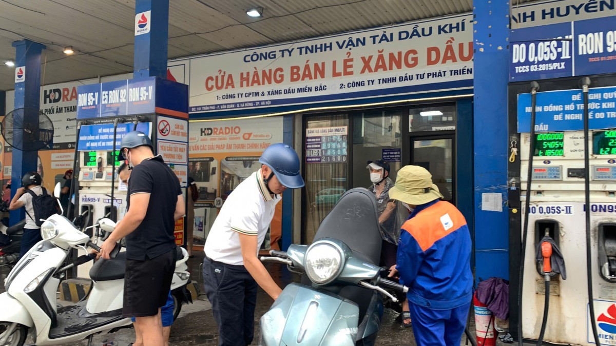 Giá xăng tăng 230 đồng/lít từ 15h ngày 18/9