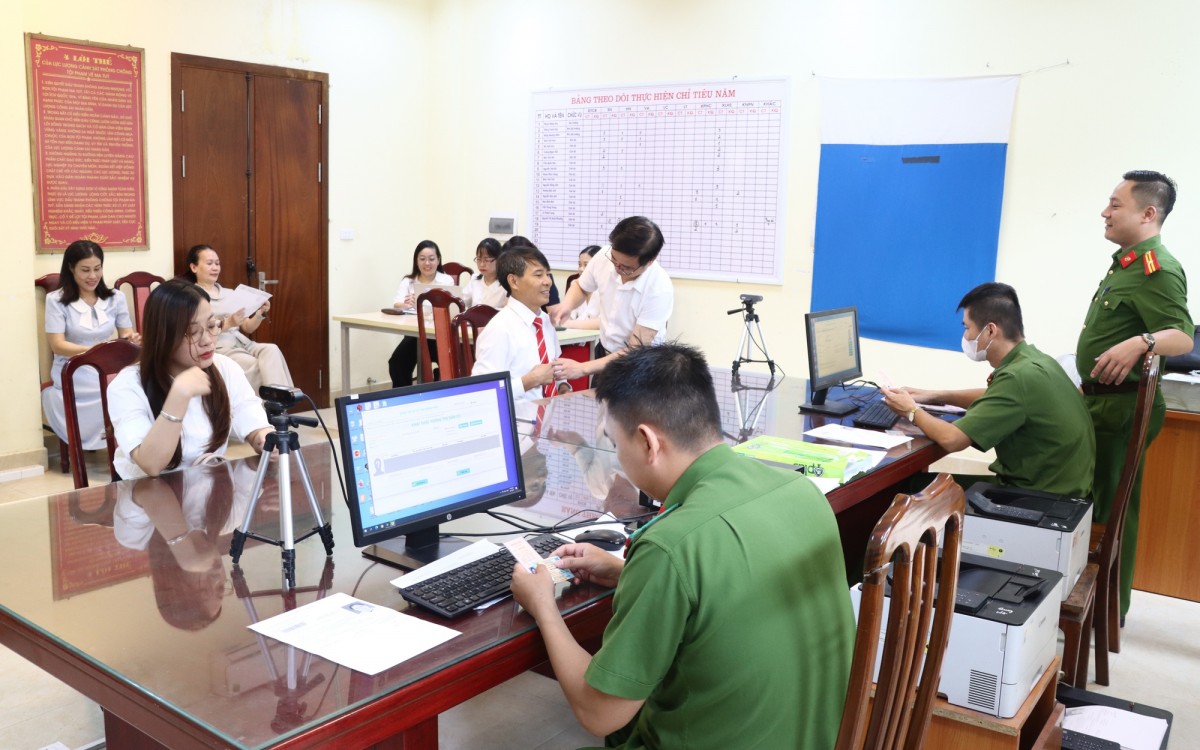 Xã Phú Xuyên đẩy nhanh tiến độ cấp đổi thẻ đảng viên