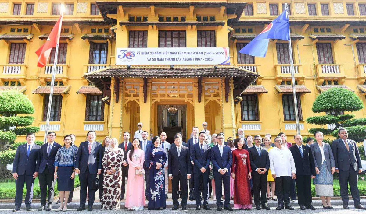 Các đại biểu tham dự Lễ thượng cờ ASEAN.