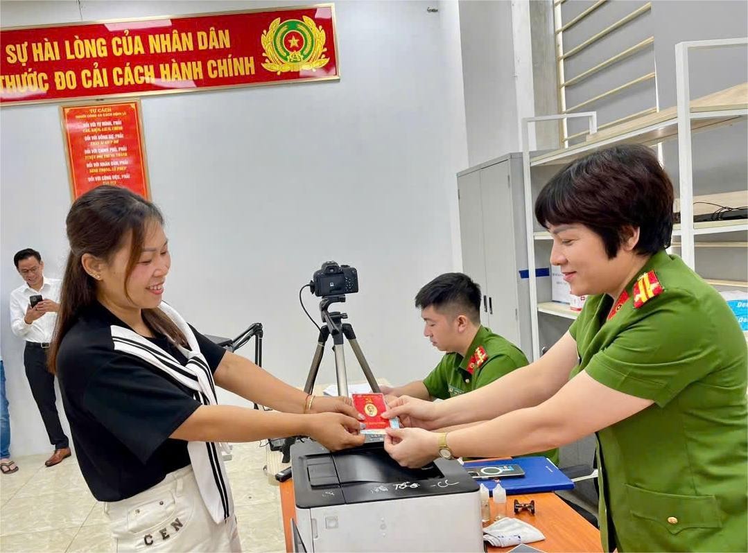 Công an phường Yên Sở đẩy mạnh cấp thẻ đảng viên điện tử trên nền tảng dữ liệu dân cư quốc gia