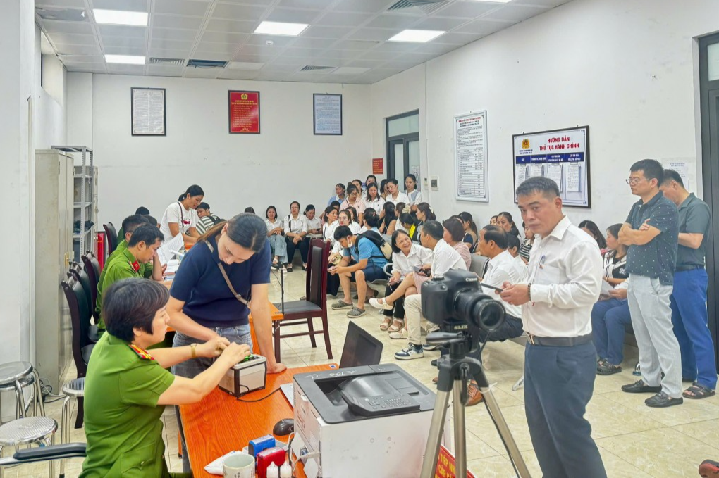 Công an phường Yên Sở đẩy mạnh cấp thẻ đảng viên điện tử trên nền tảng dữ liệu dân cư quốc gia