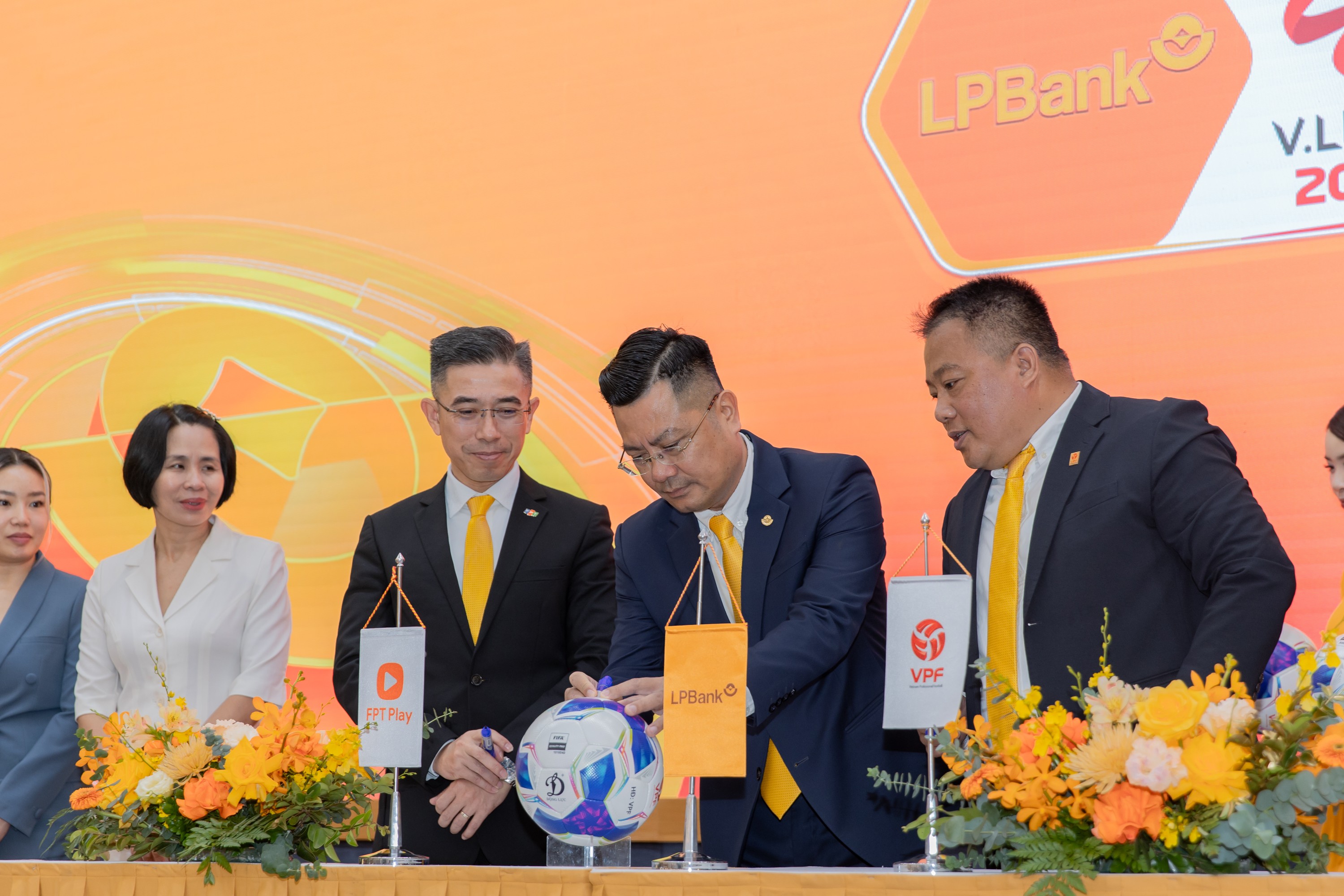 LPBank V.League 1-2025/26 khởi tranh với giải thưởng 9,5 tỷ đồng