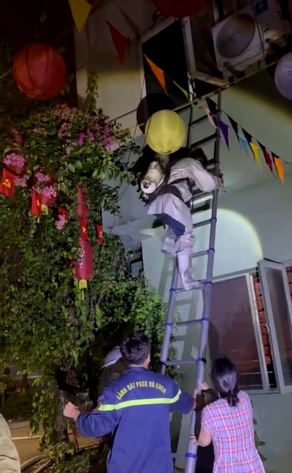 Giải cứu thành công 3 người mắc kẹt trong đám cháy tại phường Ngọc Hà