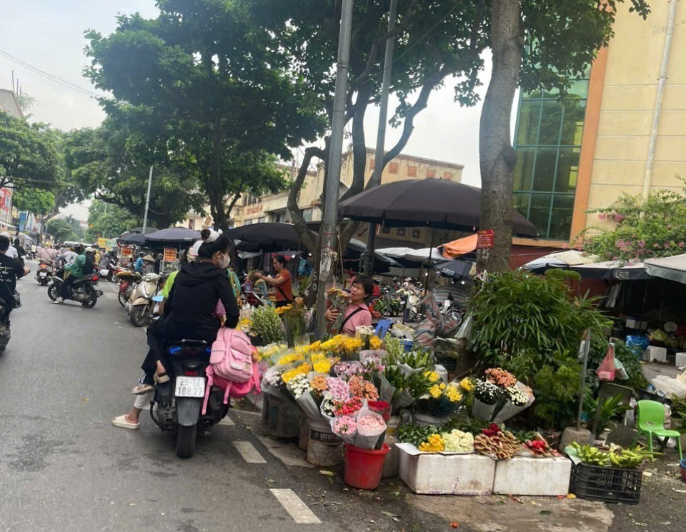 Xoá chợ cóc, chợ tạm trên địa bàn Hà Nội - Kỳ 1: Khi đường phố cũng là chợ