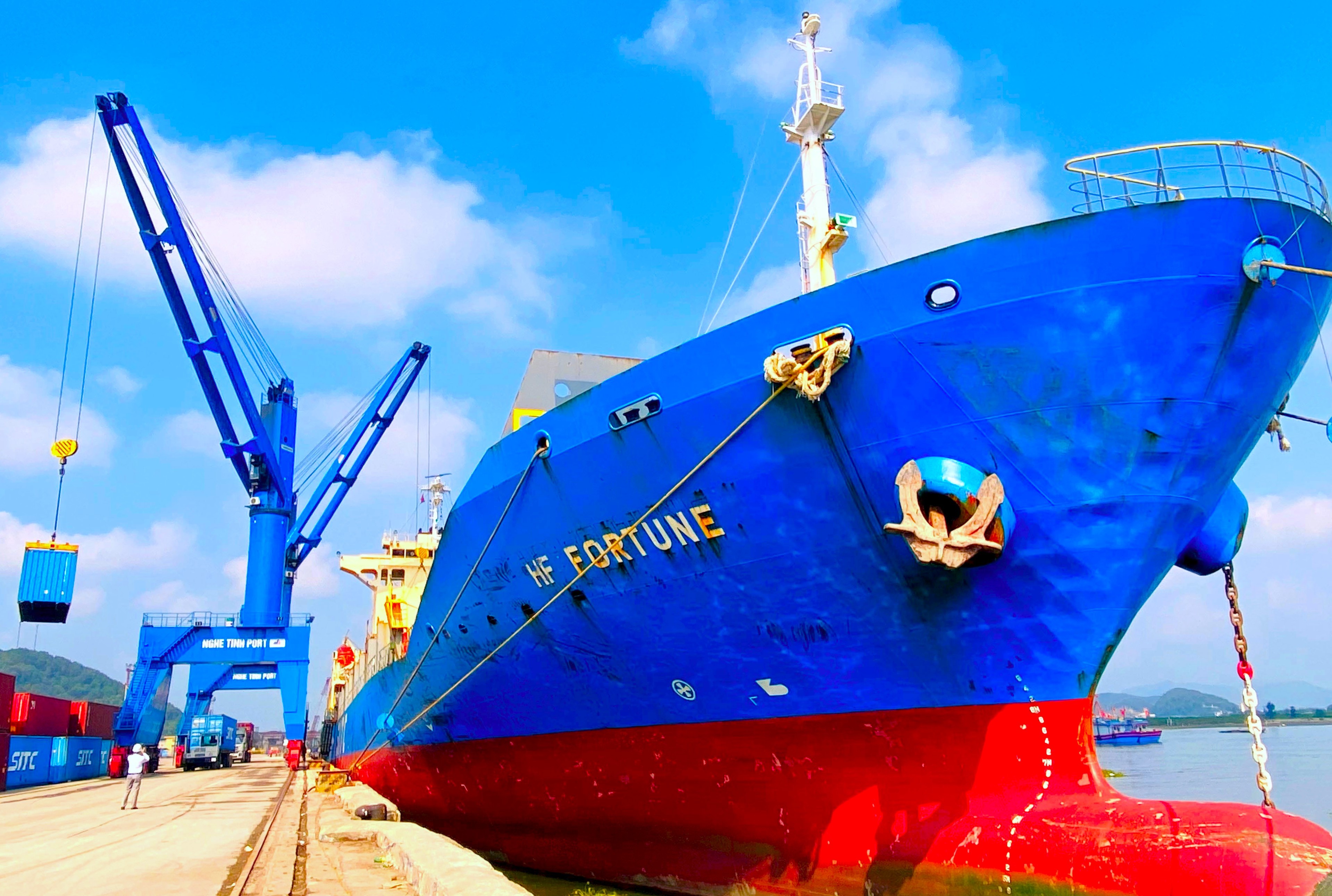 Đề xuất nâng mức hỗ trợ tàu container đi quốc tế qua Cảng Cửa Lò