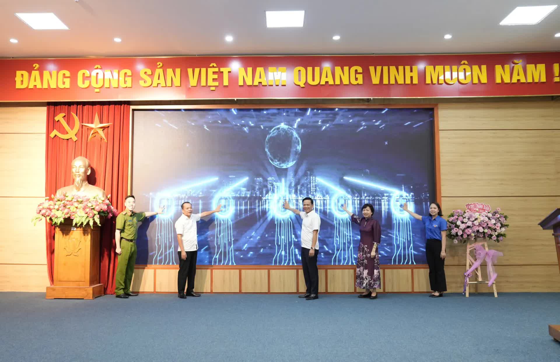 Phường Phương Liệt phát động thi đua 45 ngày đêm ra quân hỗ trợ hoạt động chuyển đổi số Phường Phương Liệt phát động thi đua 45 ngày đêm ra quân hỗ trợ hoạt động chuyển đổi số