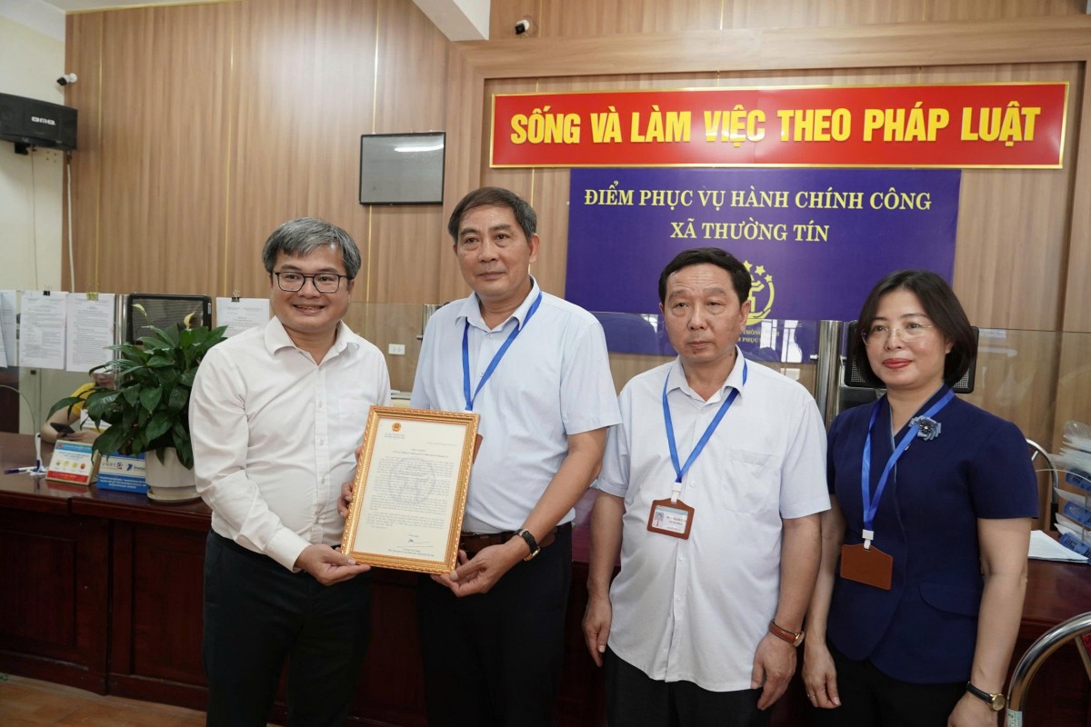 Lãnh đạo thành phố Hà Nội trao thư cảm ơn xã Thường Tín vì thành tích trong thực hiện mô hình chính quyền hai cấp Lãnh đạo thành phố Hà Nội trao thư cảm ơn xã Thường Tín vì thành tích trong thực hiện mô hình chính quyền hai cấp