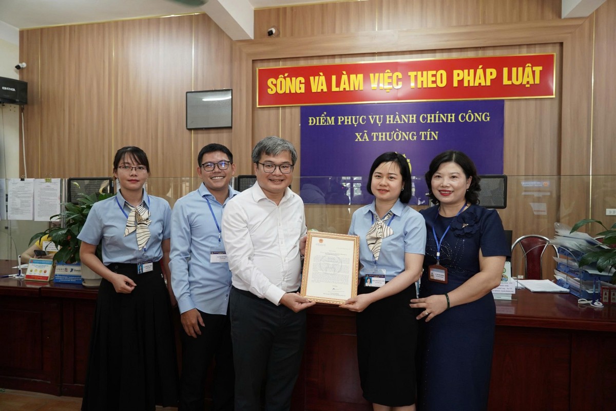 Phó Chủ tịch UBND thành phố Hà Nội trao thư cảm ơn xã Thường Tín vì thành tích trong thực hiện mô hình chính quyền hai cấp Phó Chủ tịch UBND thành phố Hà Nội trao thư cảm ơn xã Thường Tín vì thành tích trong thực hiện mô hình chính quyền hai cấp