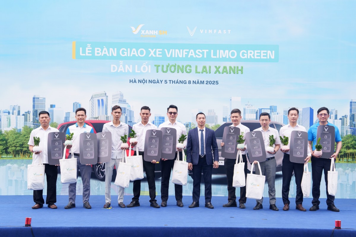 Vinfast bàn giao lô xe Limo Green đầu tiên cho khách hàng