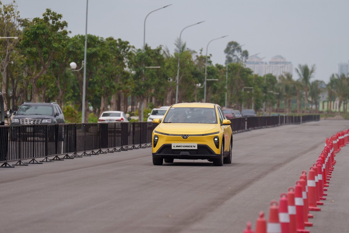 Vinfast bàn giao lô xe Limo Green đầu tiên cho khách hàng