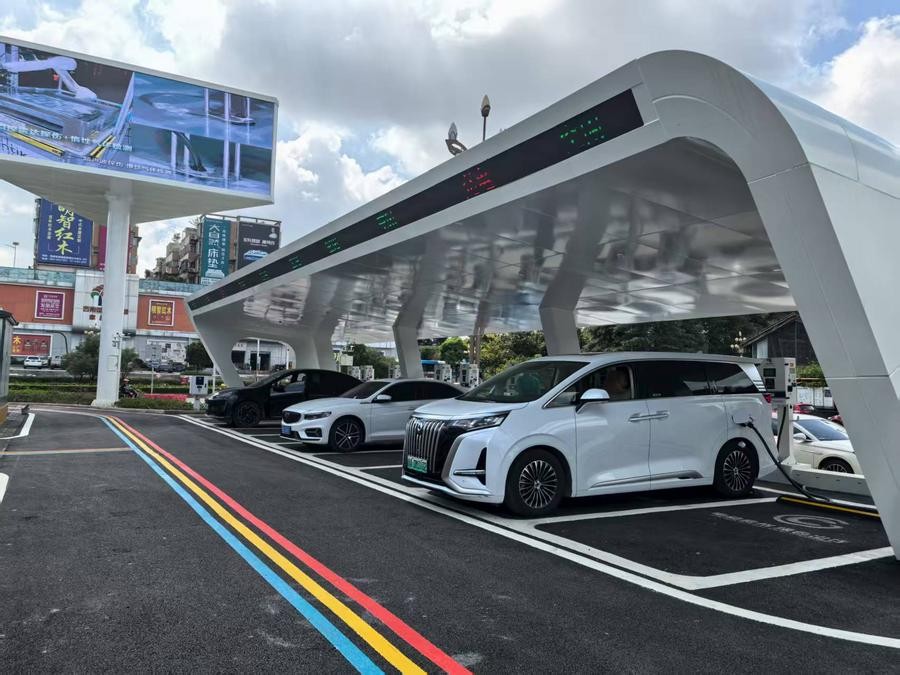 Ra mắt trạm sạc siêu nhanh phục vụ 120 xe điện cùng lúc