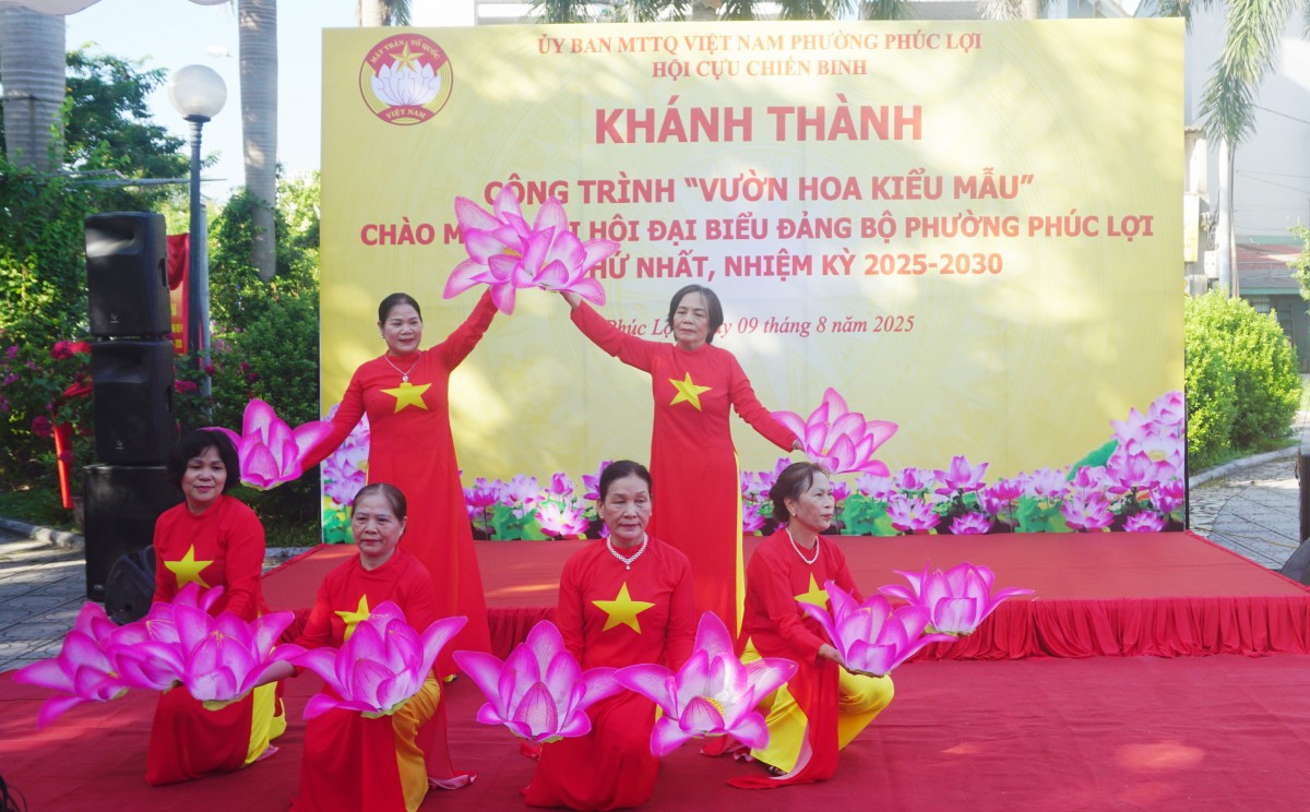 Khánh thành công trình “Vườn hoa kiểu mẫu” chào mừng Đại hội Đảng bộ phường Phúc Lợi Khánh thành công trình “Vườn hoa kiểu mẫu” chào mừng Đại hội Đảng bộ phường Phúc Lợi