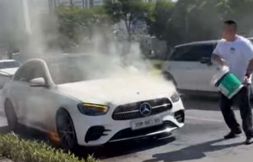 Hà Nội: Mercedes bốc cháy trên đường Xuân Tảo, người dân kịp thời dập lửa