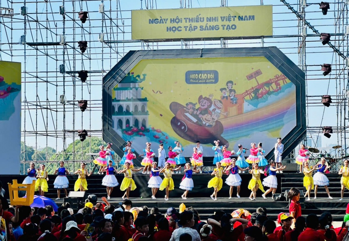 Ngày hội tại Hà Nội thu hút hơn 1.700 thiếu nhi tham gia các hoạt động sôi nổi. Ngày hội tại Hà Nội thu hút hơn 1.700 thiếu nhi tham gia các hoạt động sôi nổi.