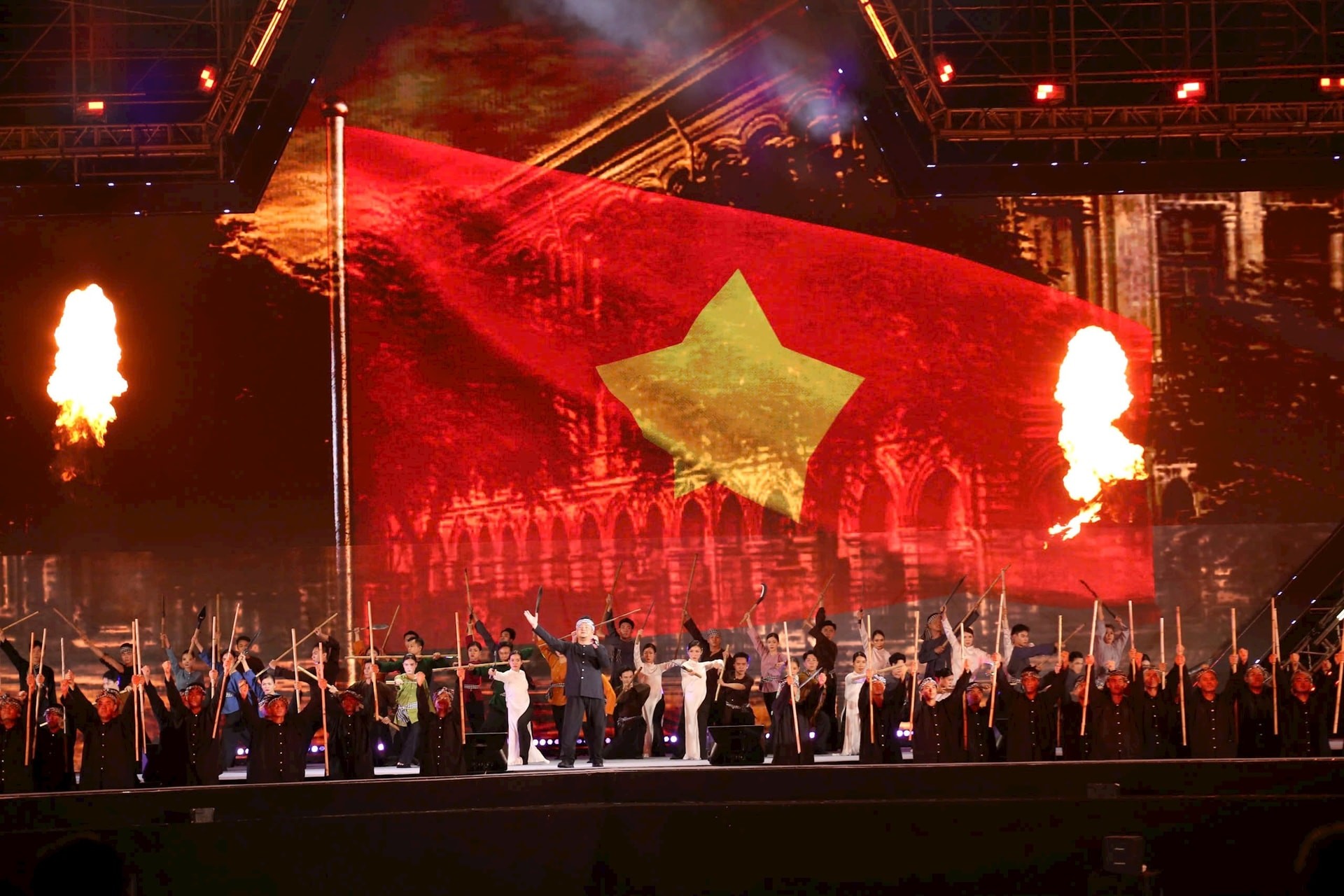 Tổng Bí thư Tô Lâm dự chương trình chính luận nghệ thuật “Dưới cờ vinh quang”