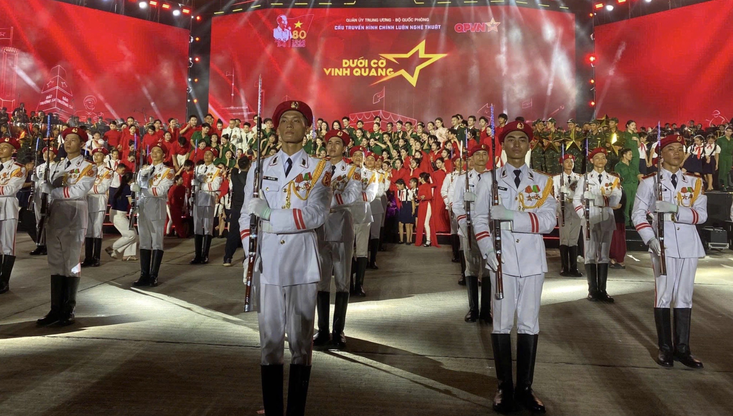 Tổng Bí thư Tô Lâm dự chương trình chính luận nghệ thuật “Dưới cờ vinh quang”