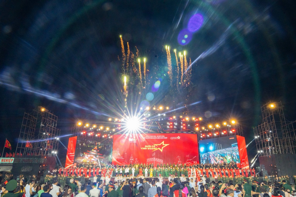 Tổng Bí thư Tô Lâm dự chương trình chính luận nghệ thuật “Dưới cờ vinh quang”