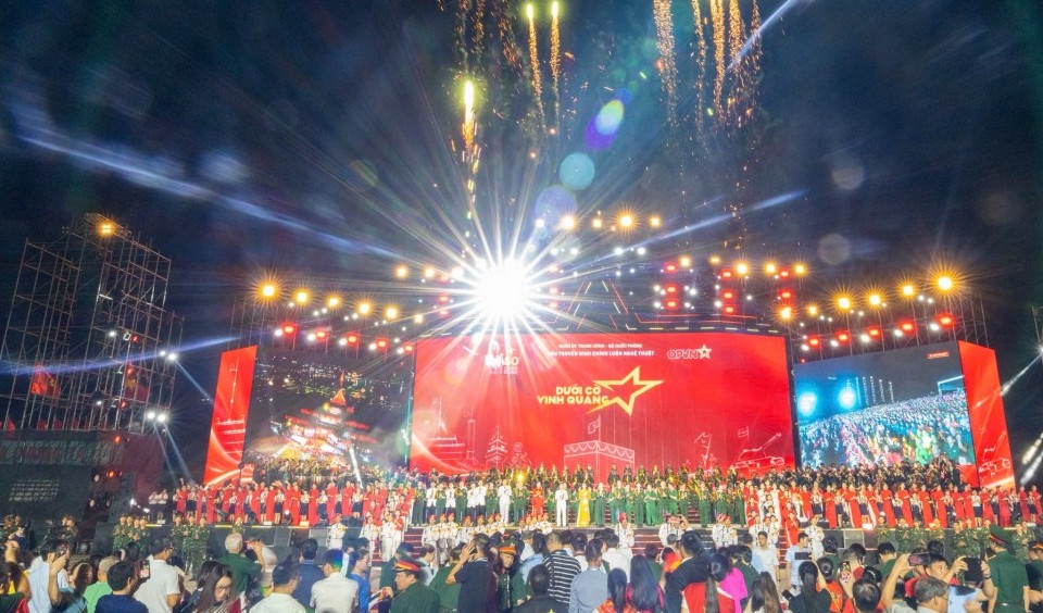 Tổng Bí thư Tô Lâm dự chương trình chính luận nghệ thuật “Dưới cờ vinh quang”