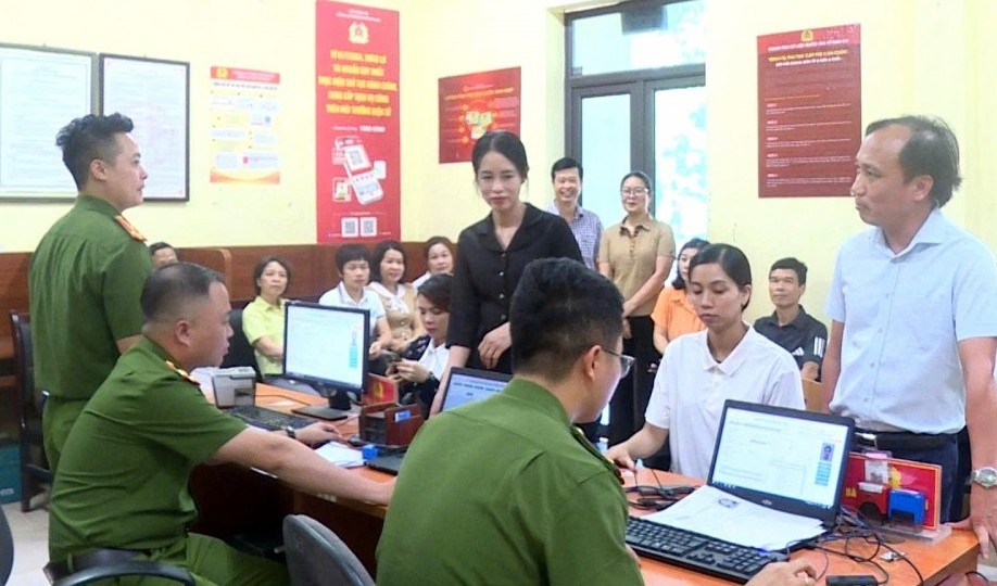 Xã Vân Đình tăng tốc đổi thẻ đảng viên, hướng tới chuyển đổi số đồng bộ