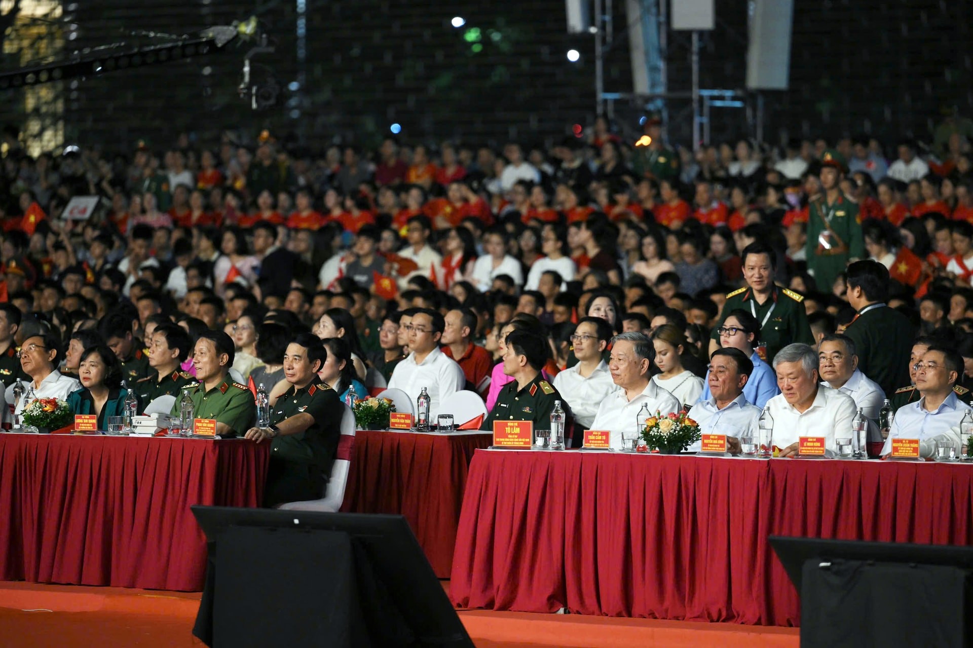Tổng Bí thư Tô Lâm dự chương trình chính luận nghệ thuật “Dưới cờ vinh quang”