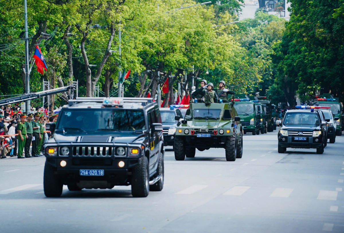 Cận cảnh dàn khí tài, xe đặc chủng diễu hành, khẳng định sức mạnh của Công an Thủ đô