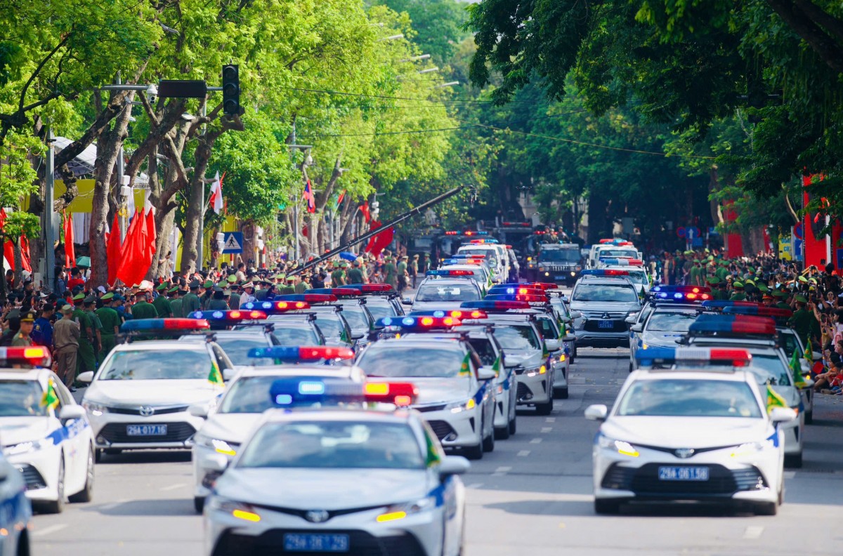 Dòng xe đặc chủng diễu hành, khẳng định sức mạnh của Công an Thủ đô