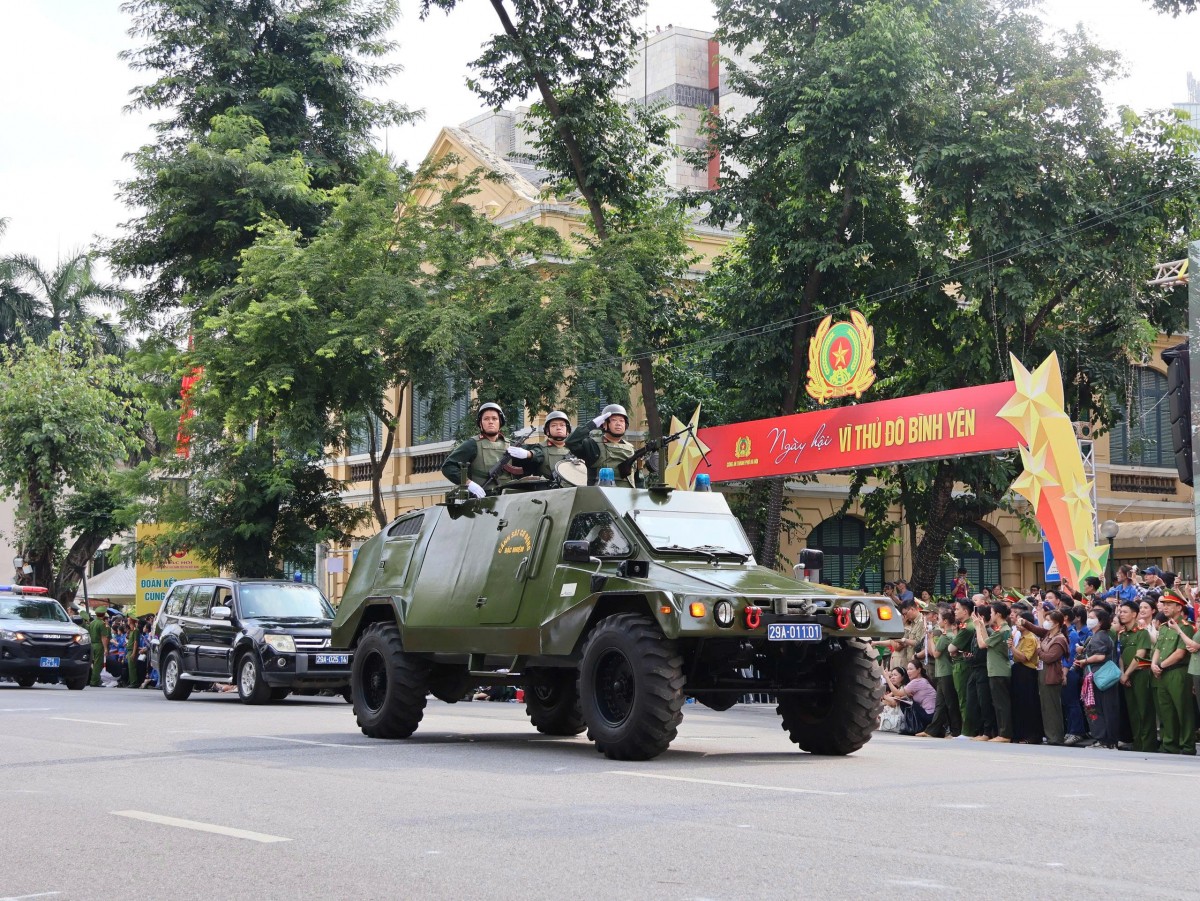 Cận cảnh dàn khí tài, xe đặc chủng diễu hành, khẳng định sức mạnh của Công an Thủ đô