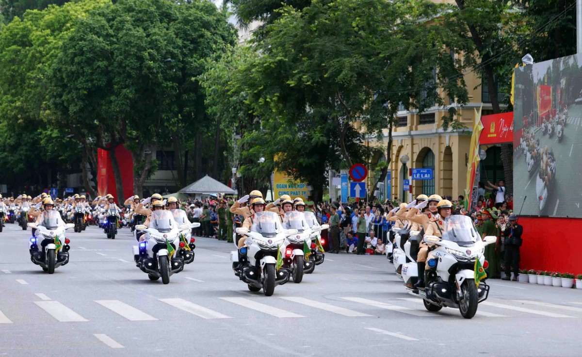 Dòng xe đặc chủng diễu hành, khẳng định sức mạnh của Công an Thủ đô