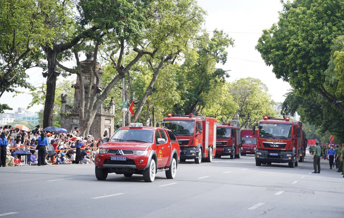 Cận cảnh dàn khí tài, xe đặc chủng diễu hành, khẳng định sức mạnh của Công an Thủ đô