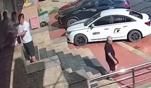 Hà Tĩnh một người đàn ông bị đánh tới tấp khi đang bế em bé