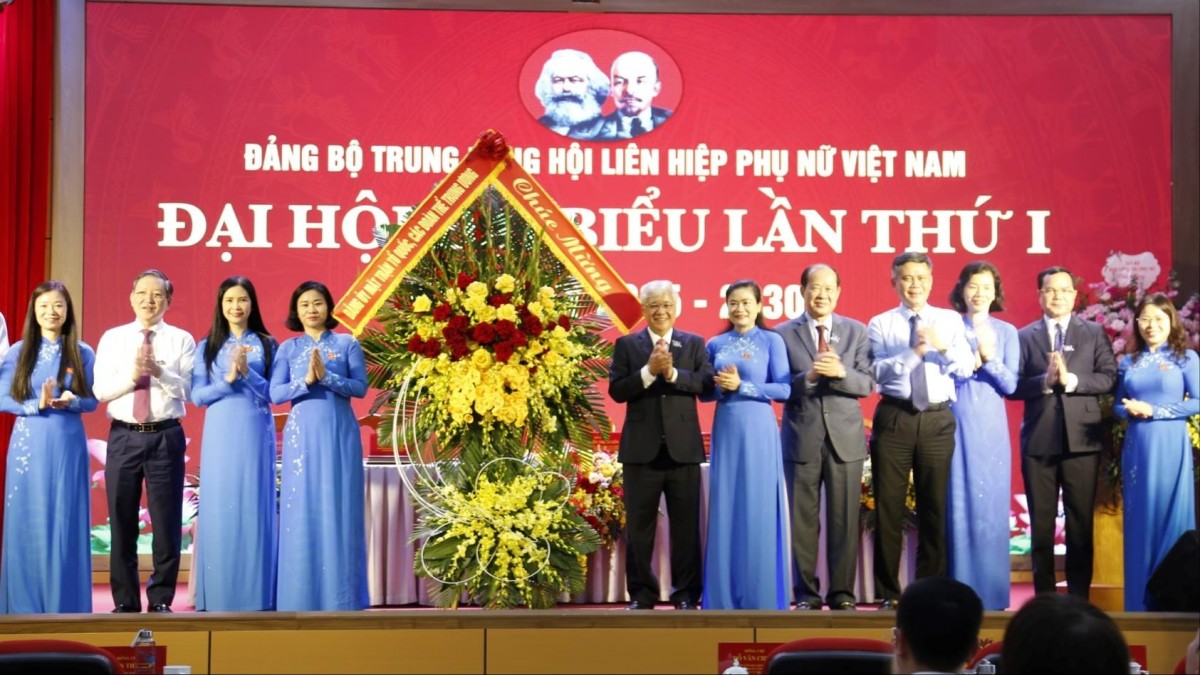 Chủ tịch Ủy ban Trung ương Mặt trận Tổ quốc Việt Nam Đỗ Văn Chiến tặng hoa chúc mừng Đại hội.