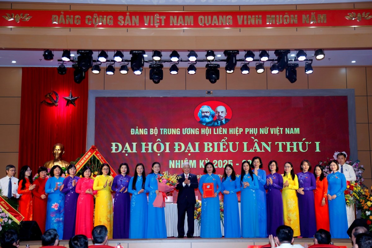 Chủ tịch Ủy ban Trung ương Mặt trận Tổ quốc Việt Nam Đỗ Văn Chiến trao Quyết định cho Ban Chấp hành Đảng bộ Trung ương Hội Liên hiệp phụ nữ Việt Nam nhiệm kỳ 2025-2030. 