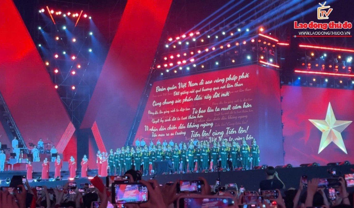 50.000 trái tim cùng hoà nhịp đập trong concert "Tổ quốc trong tim"