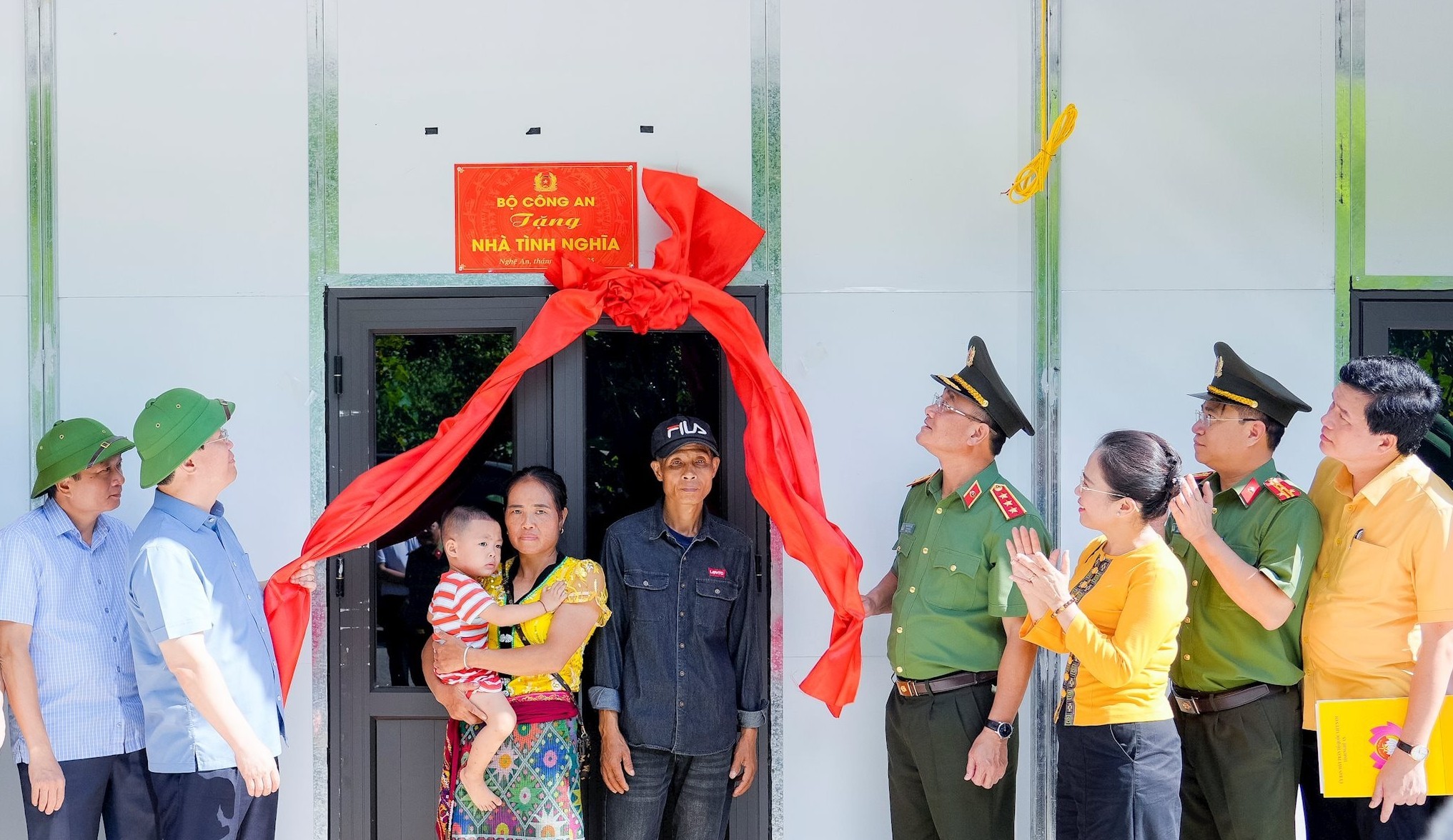 Bộ Công an và tỉnh Nghệ An phát động cao điểm 40 ngày đêm xây dựng nhà, trường học hỗ trợ người dân vùng lũ