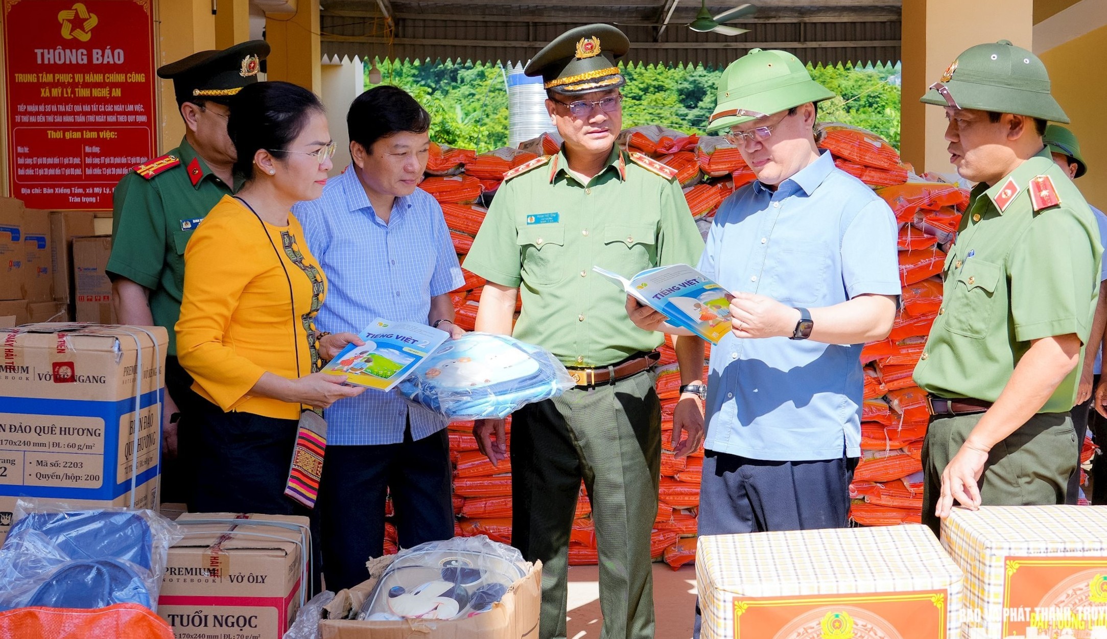 Bộ Công an và tỉnh Nghệ An phát động cao điểm 40 ngày đêm xây dựng nhà, trường học hỗ trợ người dân vùng lũ