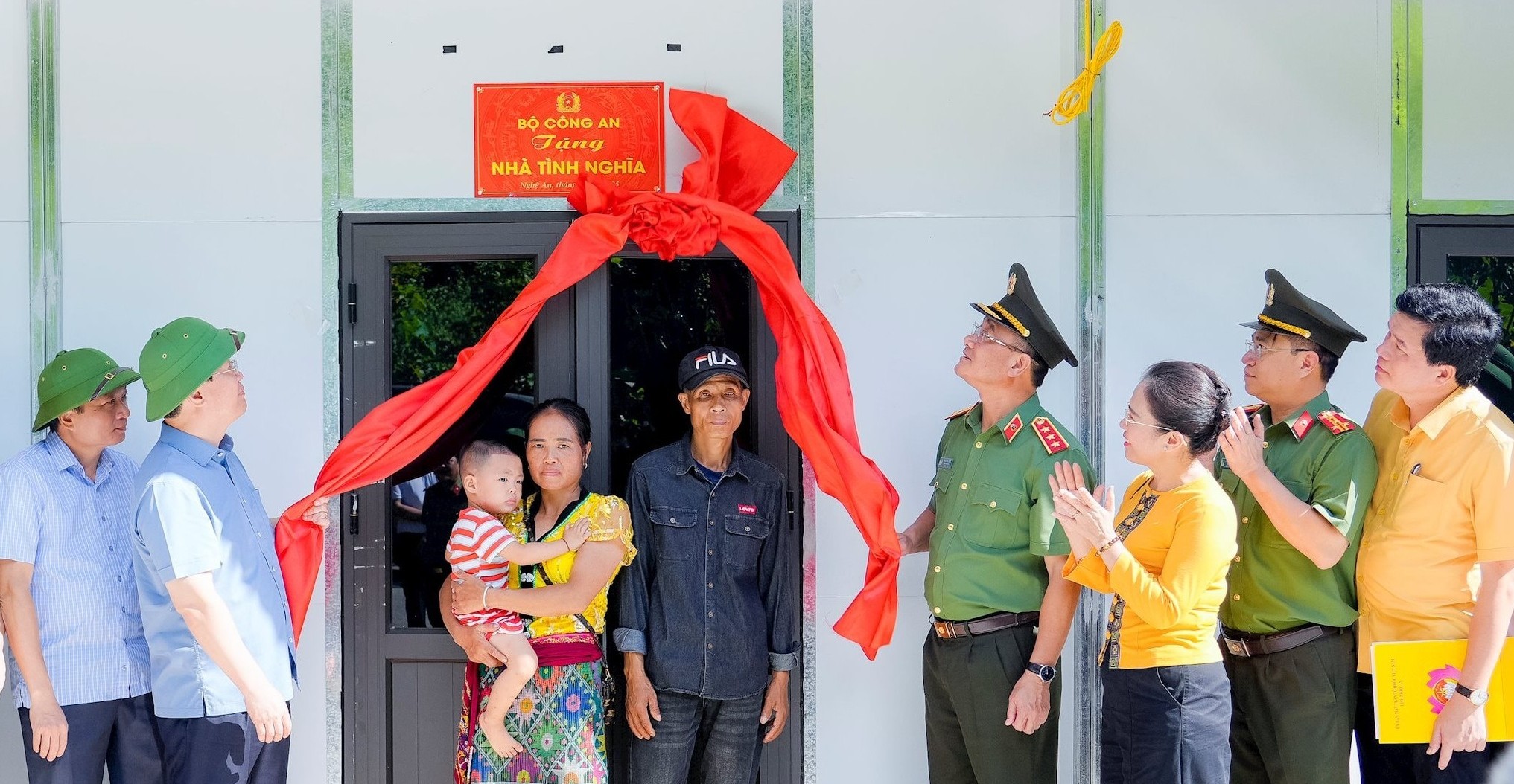 Bộ Công an và tỉnh Nghệ An phát động cao điểm 40 ngày đêm xây nhà, trường học cho người dân vùng lũ