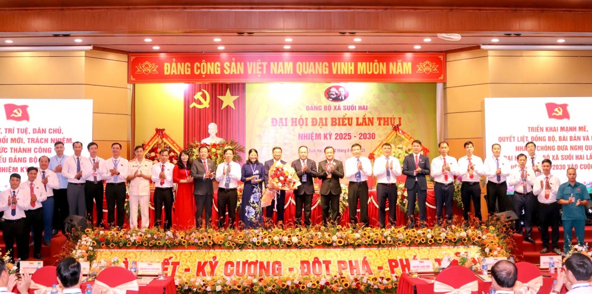 Tập trung phát triển du lịch, dịch vụ để phát triển nhanh, bền vững