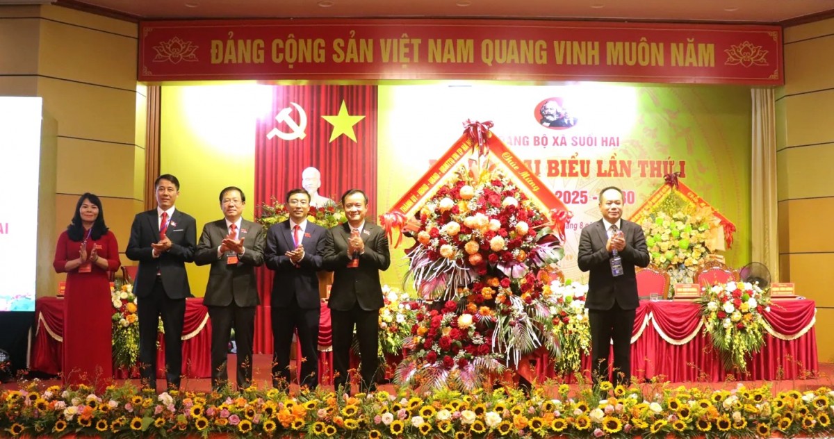 Tập trung phát triển du lịch, dịch vụ để phát triển nhanh, bền vững