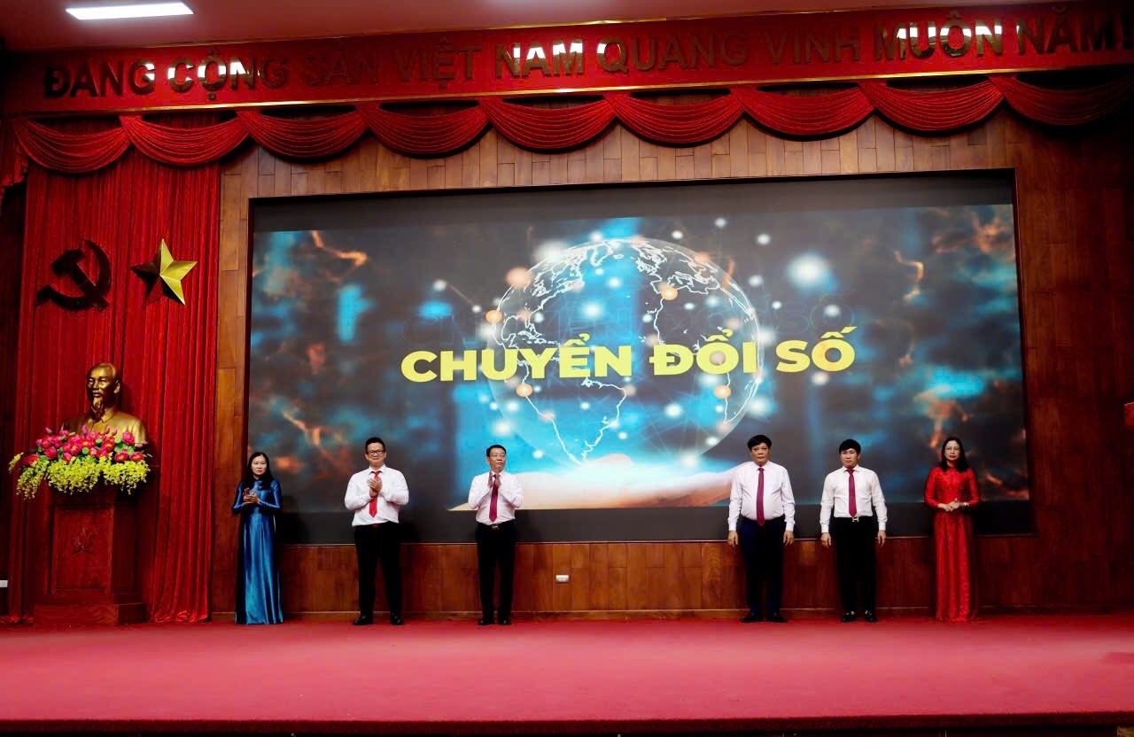 Lan tỏa phong trào “Bình dân học vụ số” tại xã Thạch Thất