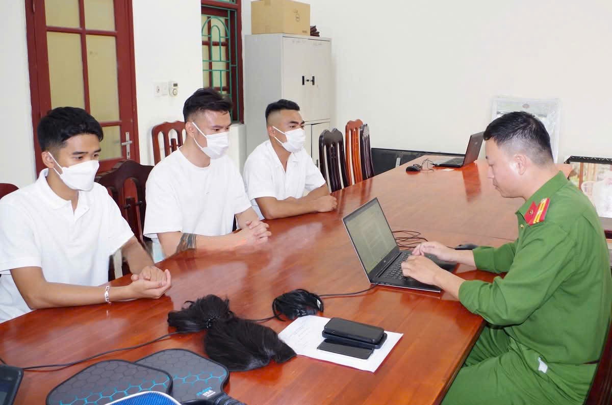 Triệu tập 3 nam thanh niên dàn dựng clip 