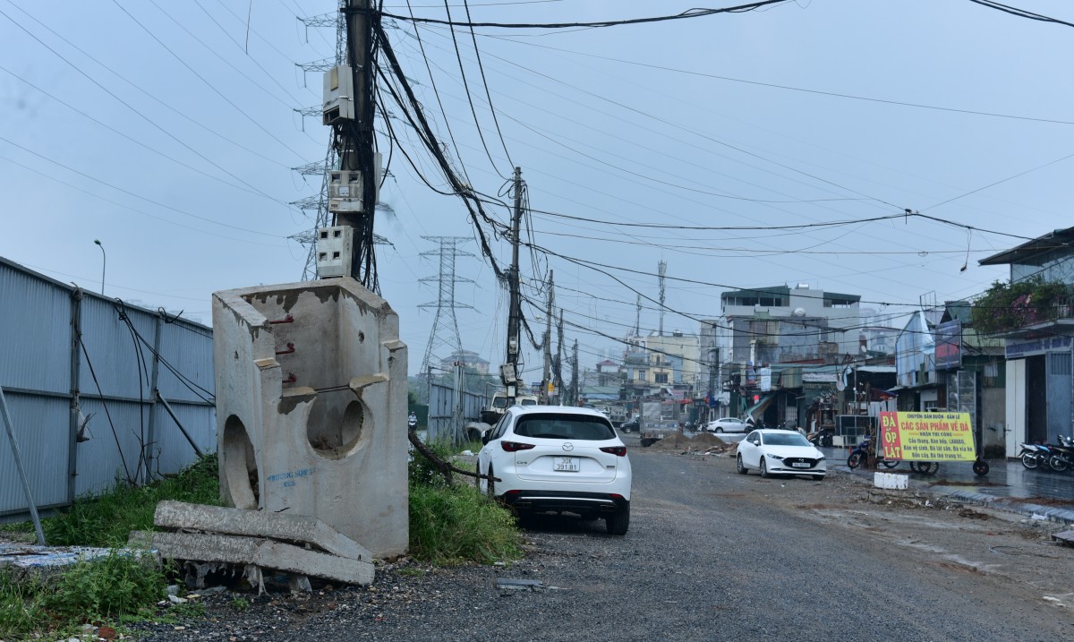 Ghi nhận của Diễn đàn Đô thị ngày 16/5 cho thấy, trên công trường dự án không còn máy móc. Một số đoạn không thi công dẫn đến việc bị Dự án mở rộng đường Tam Trinh vẫn ngổn ngang sau gần 10 năm thi công