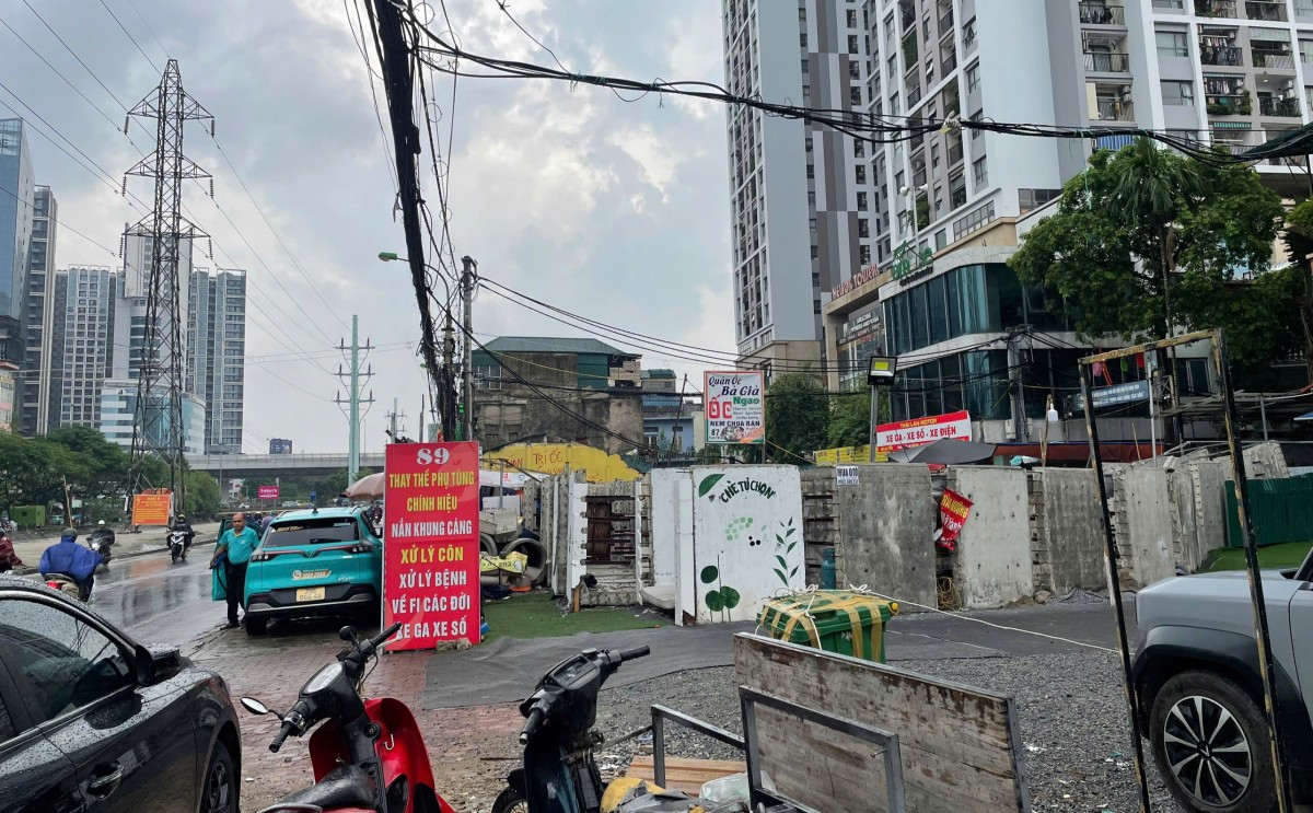 Một số đoạn không thi công dẫn đến việc bị Dự án mở rộng đường Tam Trinh vẫn ngổn ngang sau gần 10 năm thi công